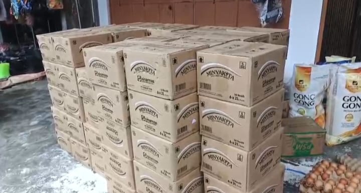 STOK Minyak Kita di salah satu toko Dabo Singkep, Selasa (3/2). F. Vatawari/BATAM POS
