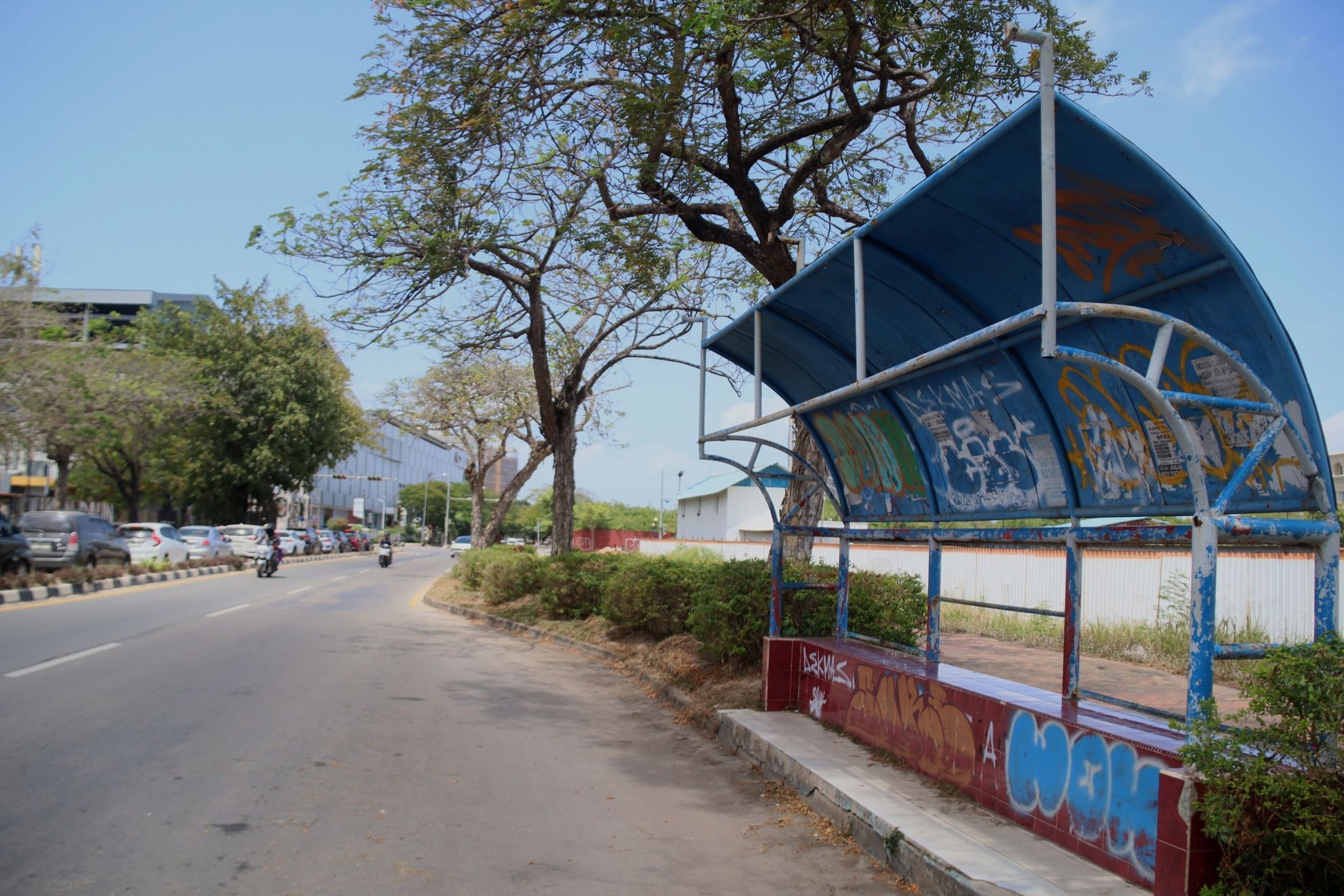 Sebuah halte bus Trans Batam yang berada di kawasan Batam Center terlihat penuh coretan, Senin (3/2).