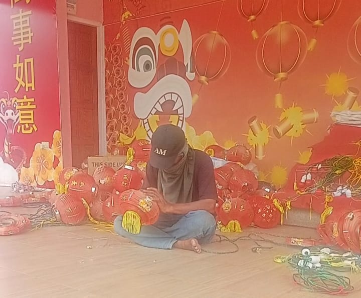 PERSIAPAN memasang lampu lampion di Vihara Cerita Dharma Ratna Dabo Singkep menyambut peringatan tahun Baru Imlek ke 2577 tahun 2026, Selasa (3/2). F. Vatawari/BATAM POS