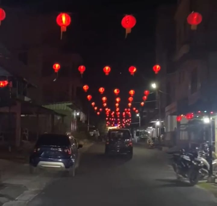 Lampu Lampion di jalan pasar Dabo Singkep pada malam hari, Selasa (2/3/2026). F. Vatawari/BATAM POS