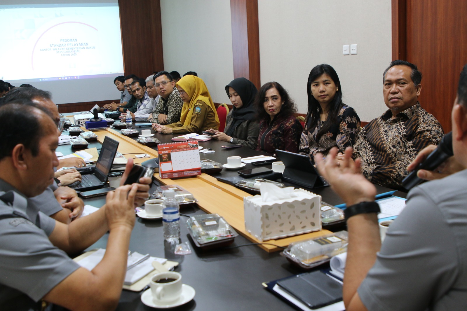 Kemenkum Kepri saat mensosialisasikan standart pelayanan publik kepada OBH hingga notaris. F. Kemenkum Kepri untuk Batam Pos