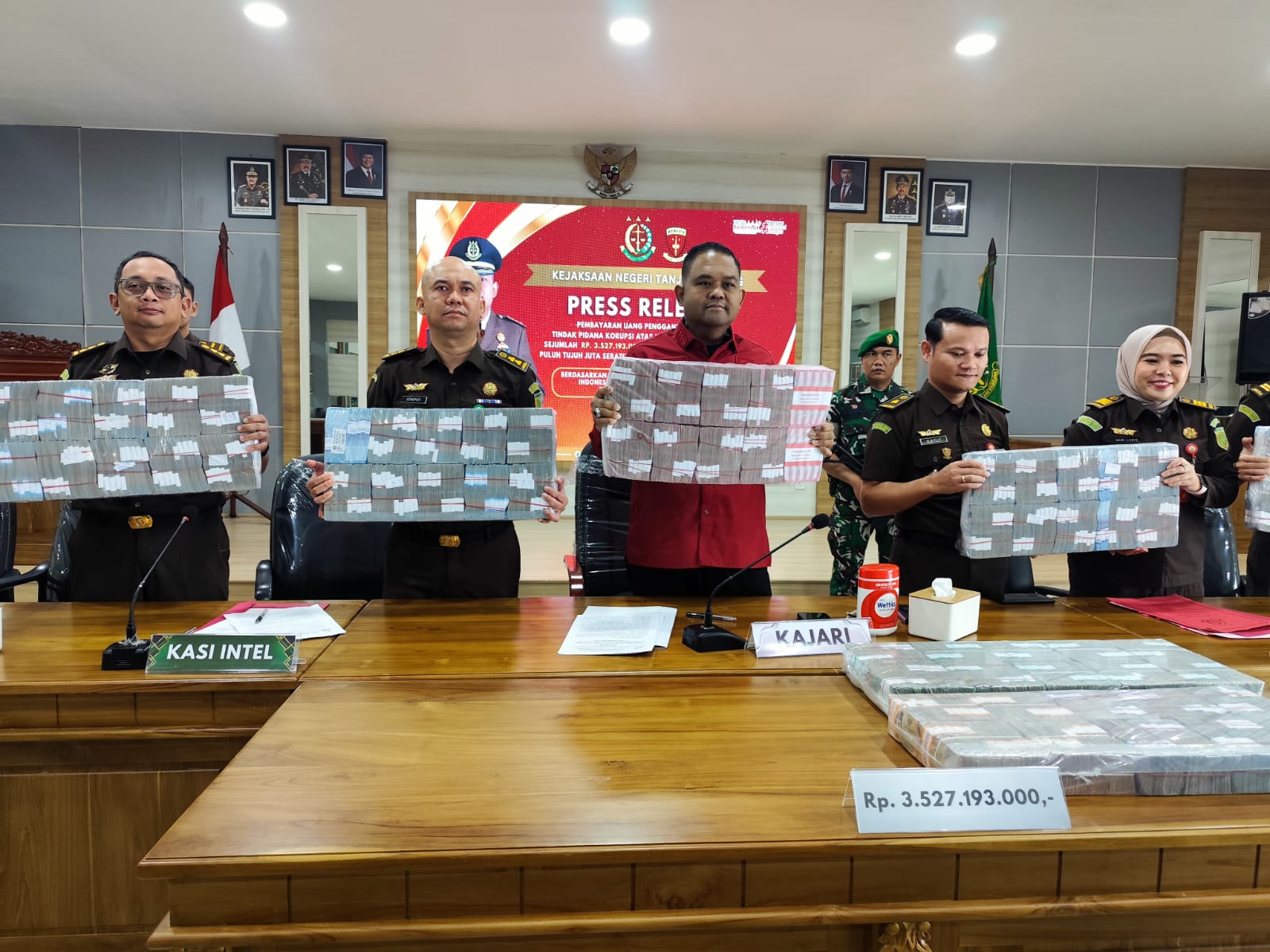 KAJARI Tanjungpinang, Rachmad Surya Lubis menunjukan uang pengganti yang disetorkan terpidana Harly Tambunan, Rabu (4/2/2026). F. Mohamad Ismail/Batam Pos