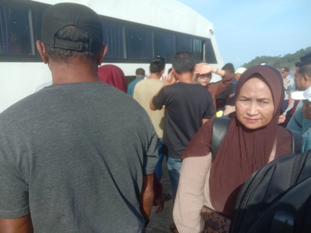 ILUSTRASI: penumpang memadati pelabuhan Jagoh. F. Vatawari/BATAM POS