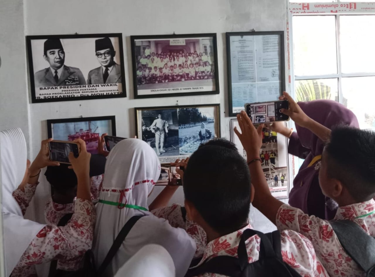 Pelajar SD Negeri 007 Sedak mengabadikan momen Bung Hatta kunjungan kerja di Jemaja dengan kamera smartphonenya. F Ihsan Imaduddin/Batam Pos