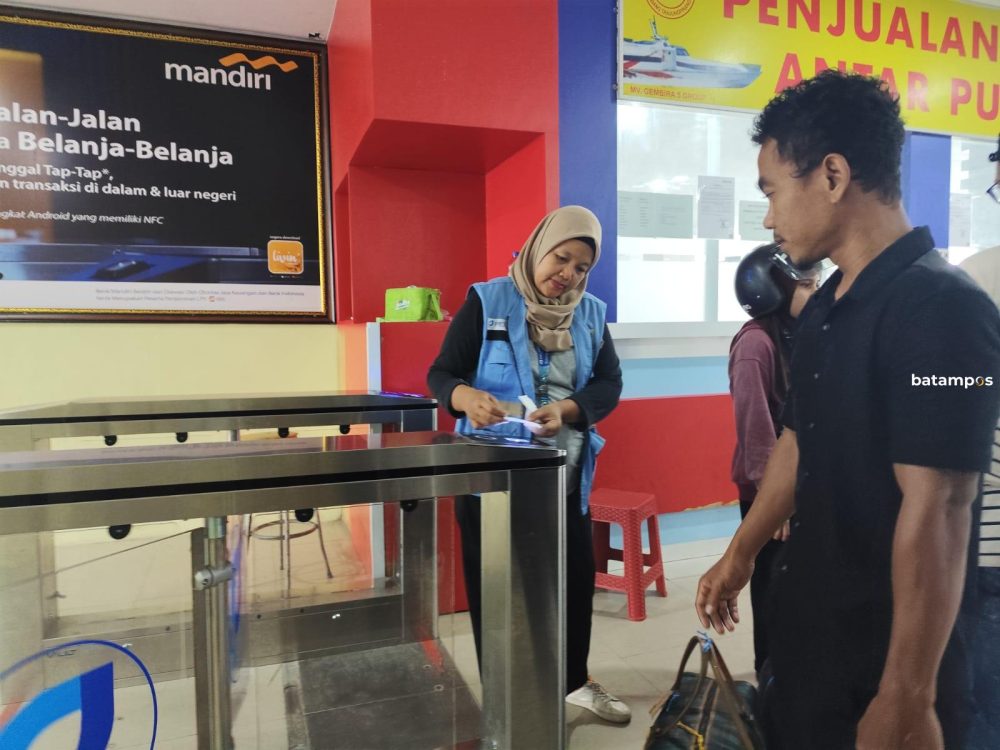 Calon penumpang saat melewati pintu Masuk menuju ruang tunggu Pelabuhan SBP Tanjungpinang, TKP kasus Dugaan korupsi terjadi. F. Mohamad Ismail/Batam Pos.
