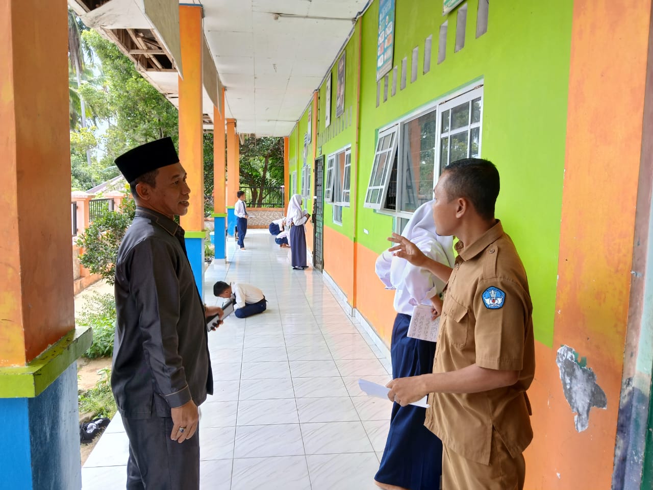 Anggota DPRD Anambas, Marjohan didampingi Kepala SMP Negeri 1 Siantan Utara melihat kondisi bangunan. F Ihsan Imaduddin/Batam Pos