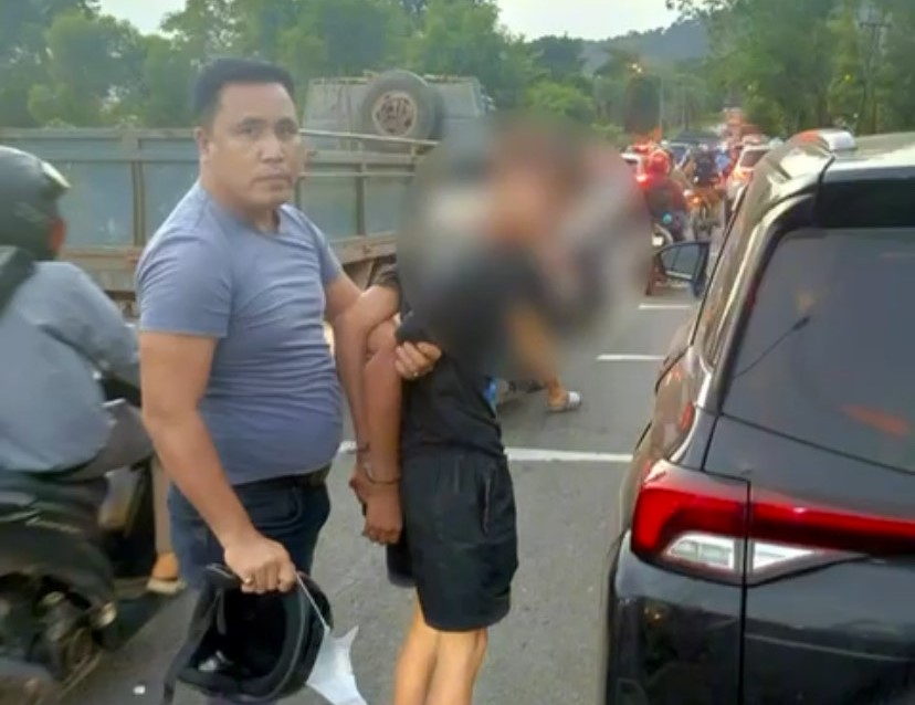 Anggota Reskrim Polsek Seibeduk mengamankan salah seorang pelaku pencurian motor.