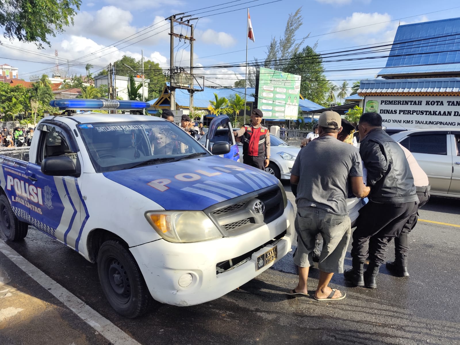 Pengendara pemotor saat dievakuasi petugas kepolisian usai terlibat kecelakaan beruntun di Jalan Ahmad Yani Tanjungpinang, Rabu (4/2/2026). F. Mohamad Ismail/Batam Pos