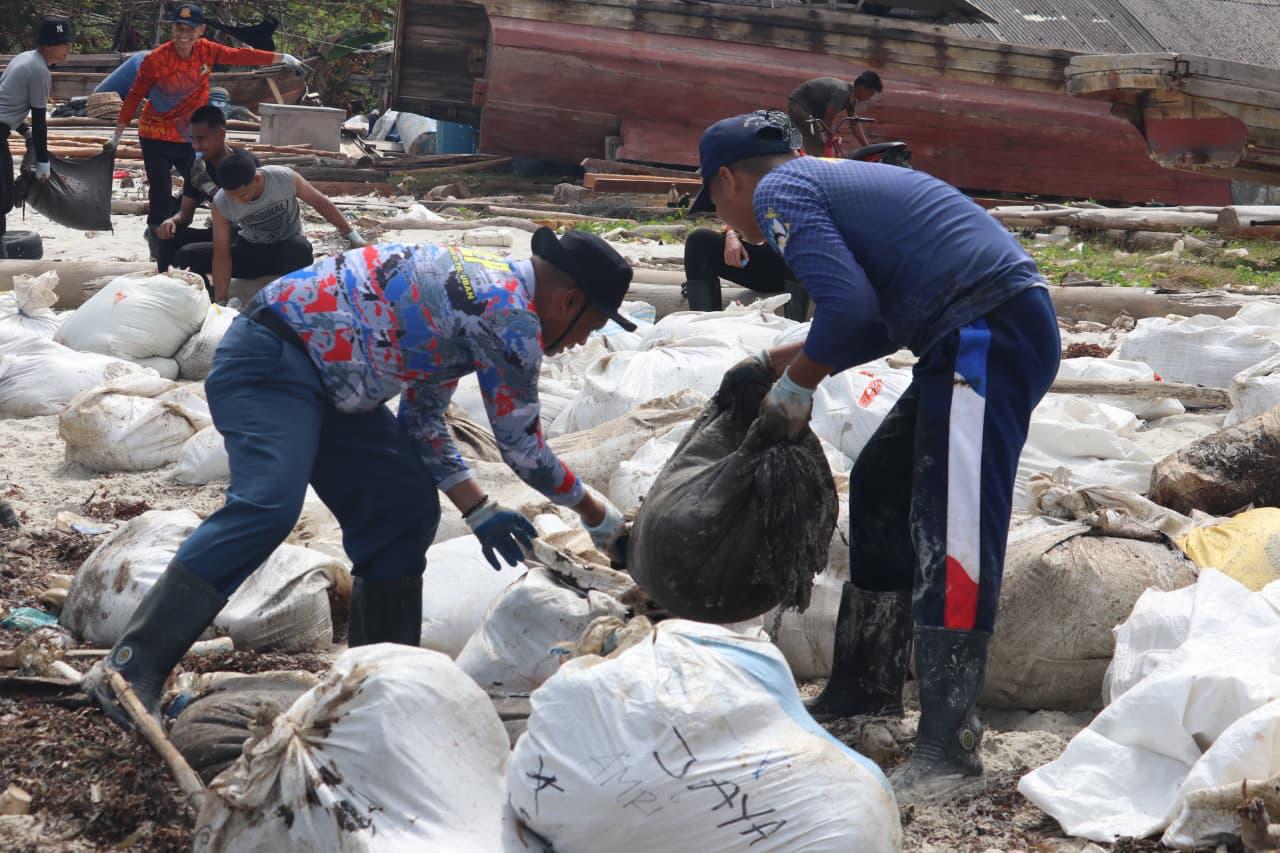 LIMBAH minyak hitam yang berada di dalam karung-karung mulai dimasukkan ke dalam karung goni yang baru, Rabu (4/2/2026). F.DLHK Kepri untuk Batam Pos.