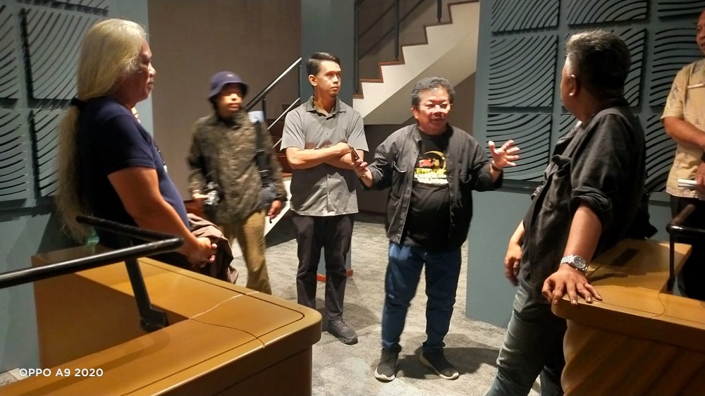 Rombongan dari Disbudpar Batam berdiskusi dengan pihak TIM dan DKJ sebagai bekal mempersiapkan pembangunan Taman Budaya Batam. F. Disbudpar untuk Batam Pos