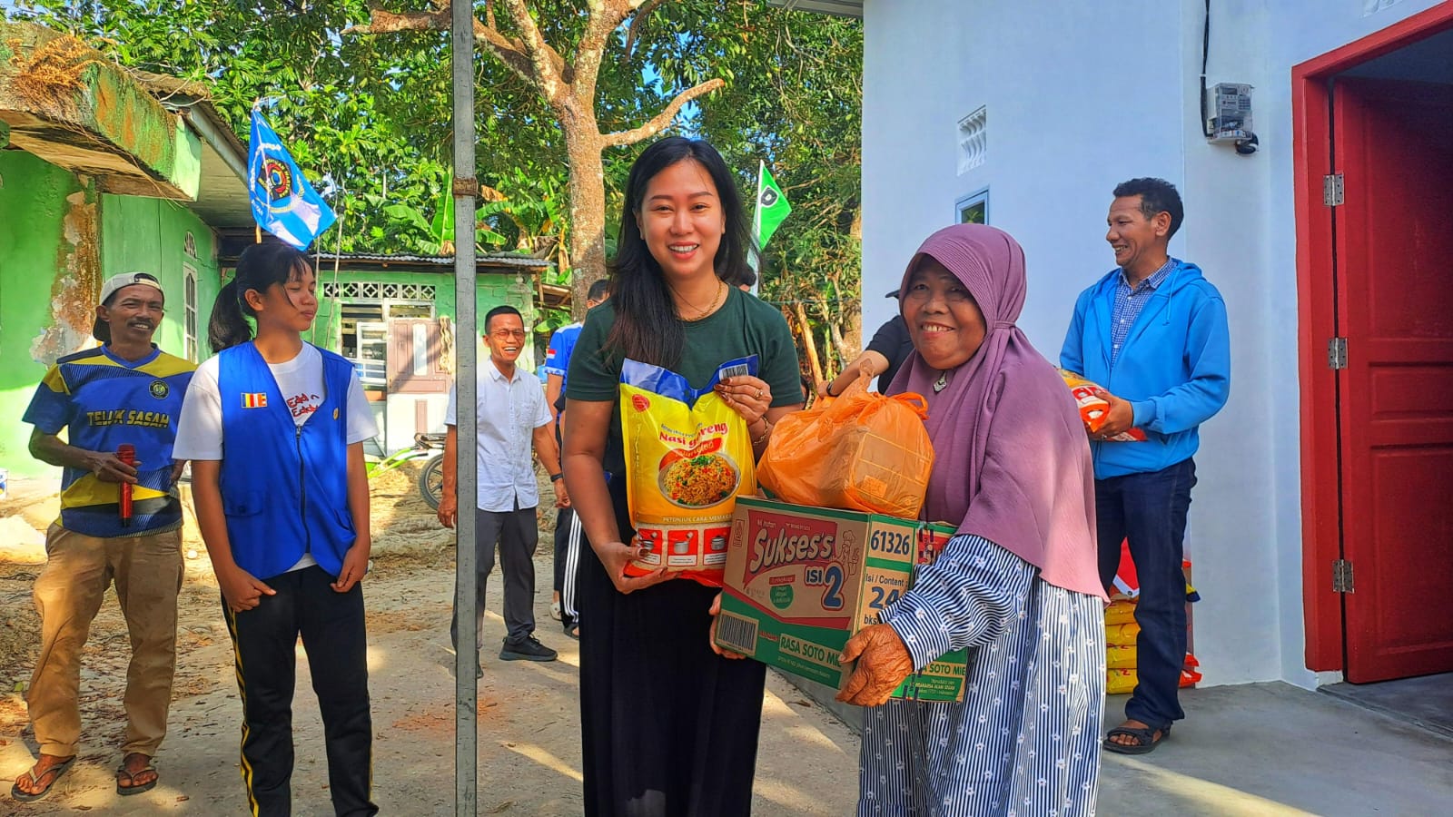 Perwakilan Vihara Dharma Shanti Tanjunguban menyerahkan paket sembako ke warga lansia di Desa Teluk Sasah, Kecamatan Seri Kuala Lobam, Rabu (4/2/2026) sore. F.Slamet Nofasusanto/Batam Pos