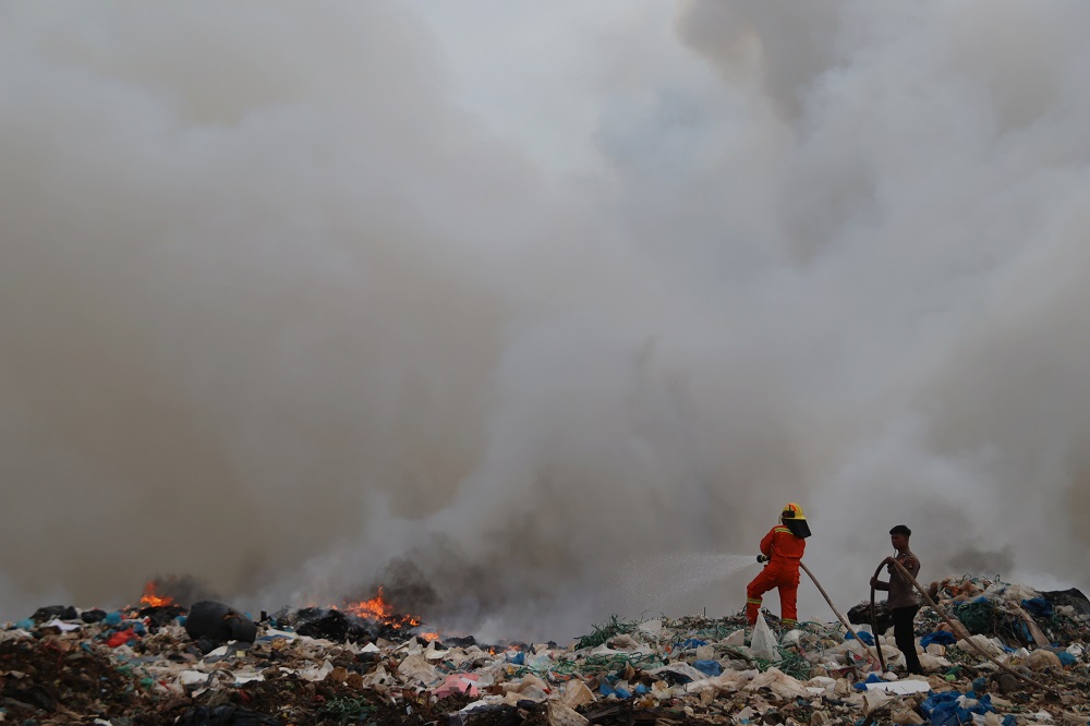 Petugas Damkar dan Kepolisian berjibaku memadamkan api yang melalap sampah di TPA Telaga Punggur, Kamis (5/2). F. Cecep Mulyana/Batam Pos