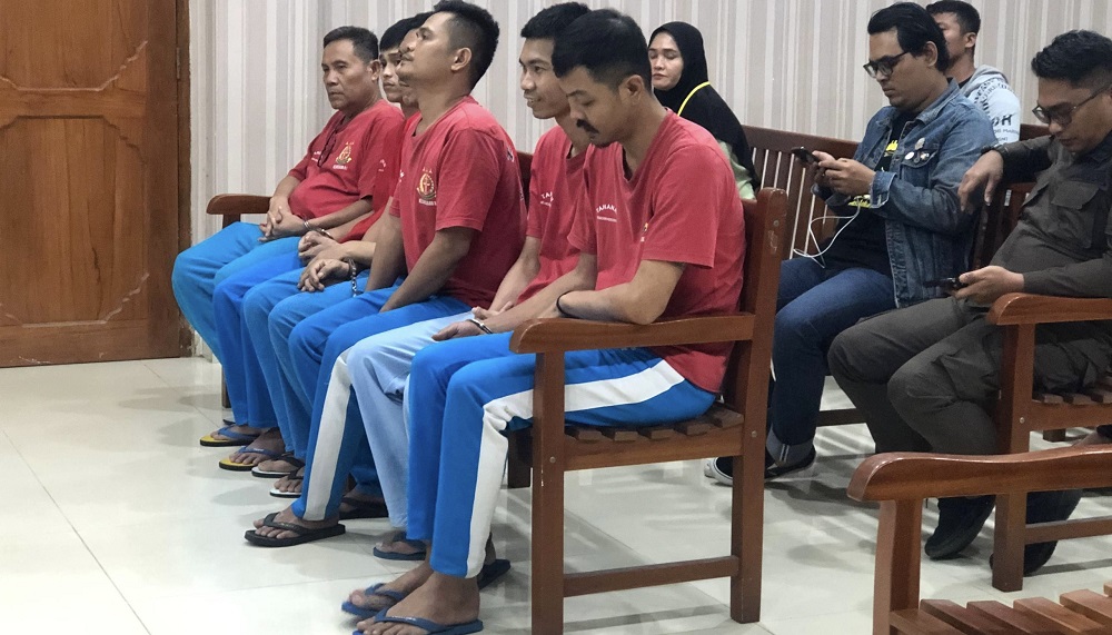 Enam terdakwa kasus penyelundupan sabu hampir dua ton menjalani sidang tuntutan di Pengadilan Negeri Batam, Kamis (5/2). Keenam terdakwa dituntut JPU hukuman mati. F. Azis Maulana/Batam Pos