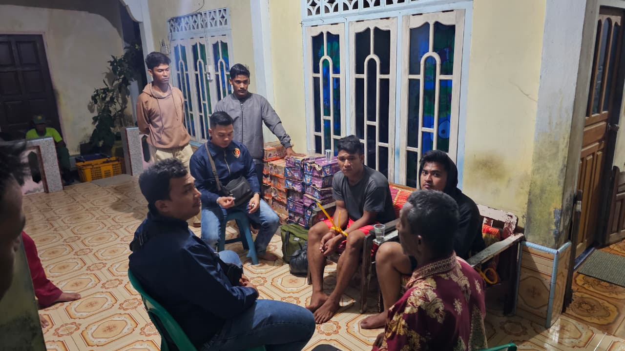 Pemuda berinisal An, 24 (tangal di ikat) saat diamankan warga karena melakukan penyerangan. F Vicky Satria untuk Batam Pos