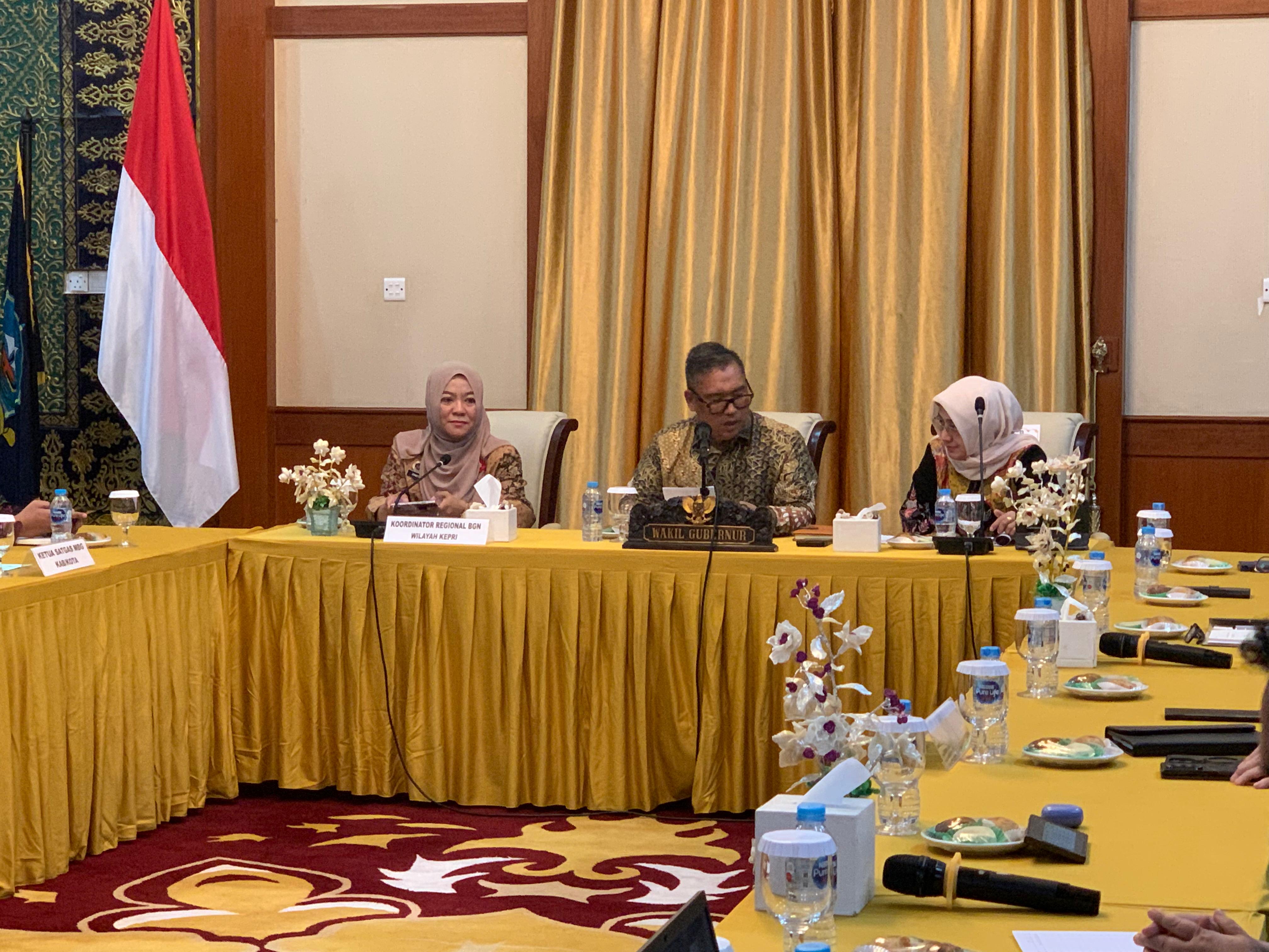 Wagub Kepri Nyanyang saat melakukan pertemuan pembahasan MBG di Gedung Daerah Tanjungpinang, Kamis (5/2/2026). F. Mohamad Ismail/Batam Pos