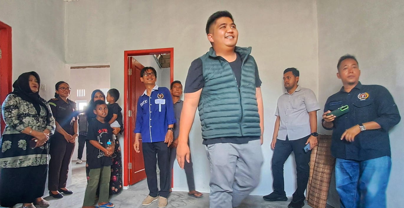 Bupati Bintan, Roby Kurniawan dan Ketua PWI Bintan, Harjo Waluyo serta penerima manfaat program bedah rumah, Wira dan perwakilan Forkopimda meninjau rumah yang sudah dibedah, Kamis (5/2/2026).