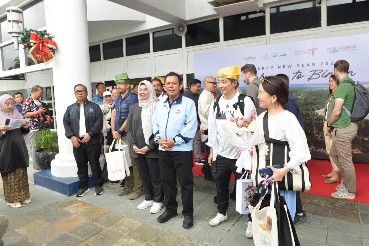 Gubernur Kepri, Ansar Ahmad bersama Wakil Gubernur Kepri, Nyanyang Haris Pratamura berbincang dengan wisatawan perdana tahun 2026 di Pelabuhan Bandar Bentan Telani (BBT) Bintan, pada 1 Januari 2026.