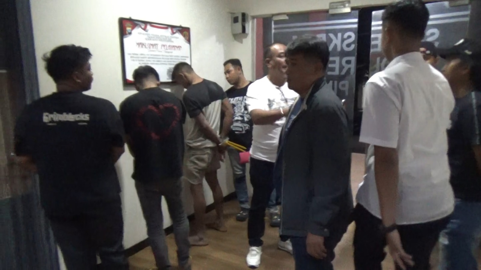 PARA pelaku pengeroyokan di Tugu Sirih Tanjungpinang usai diamankan di Mapolresta Tanjungpinang, Rabu (5/2). F. Satreskrim Polresta untuk Batam Pos