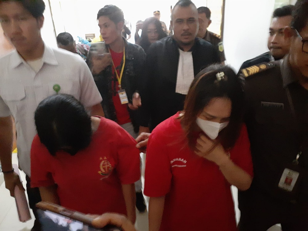 Roslina dan Merliyati pelaku penganiayaan berat terhadap seorang asisten rumah tangga (ART) bernama Intan Tuwa Negu. F. Iman Wachyudi/Batam Pos