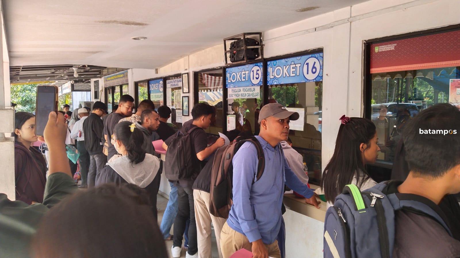 Warga saat mengurus berbagai dokumen administrasi kependudukan di kantor Dinas Kependudukan dan Pencatatan Sipil (Disdukcapil) Kota Batam. F. Rengga Yuliandra/Batam Pos