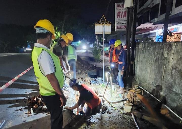Petugas PDAM saat memperbaiki pipa rusak di Jalan Gatot Subroto yang bikin pengaliran air Tanjungpinang tersendat. F. PDAM Tirta Kepri untuk Batam Pos