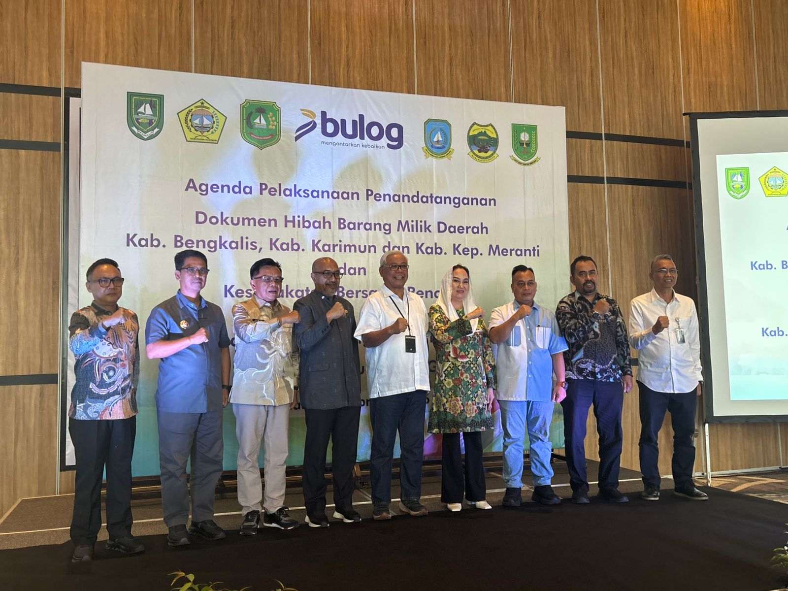 Direktur SDM dan Transformasi Perum Bulog, Sudarsono Hardjosoekarto (kemeja putih tengah) foto bersama para bupati di Kepri dan Riau, dalam agenda penandatanganan dokumen hibah BMD, kemarin.