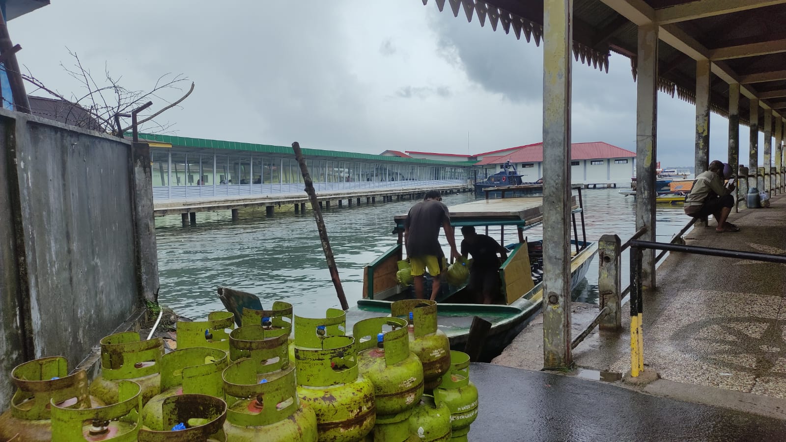 Pendistribusian gas LPG 3Kg dari Dermaga Pelantar Kuning ke Pulau Penyengat Tanjungpinang. F M Ismail/Batam Pos