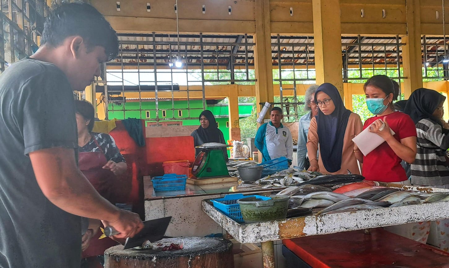 Suasana jual beli ikan di Pasar Baru Tanjunguban, Bintan, pada Jumat (6/2/2026). F.Slamet Nofasusanto/Batam Pos.