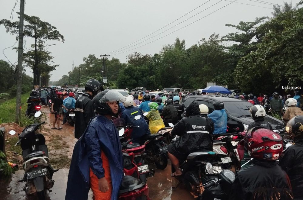 Kemacetan panjang di Jalan S Parman atau tepatnya di Simpang Bagan, Seibeduk, Selasa (2/12) pagi. F. Yofie Yuhendri/Batam Pos
