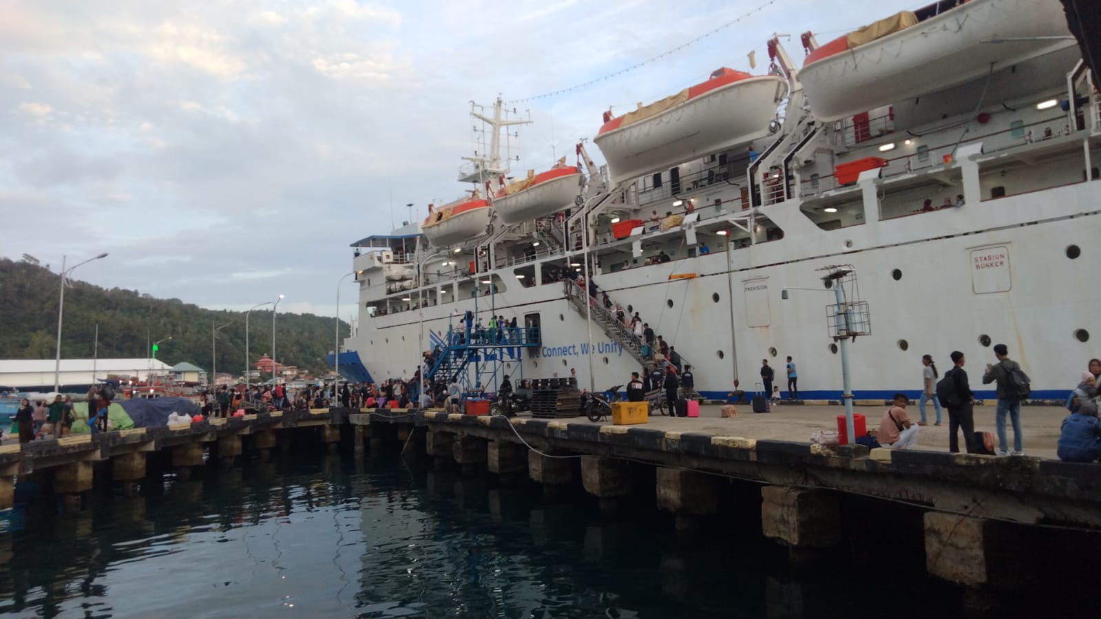 KM Bukit Raya sedang bersandar di Pelabuhan Tarempa, Jumat, (6/2/2026). Kondisi sepi penumpang. Jelang imlek banyak warga Tionghoa memilih merayakan di daerah rantauan. F Ihsan Imaduddin/Batam Pos