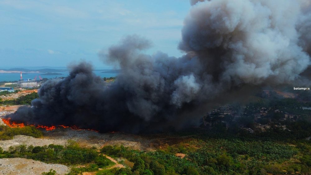 Kebakaran terjadi di kawasan Tempat Pembuangan Akhir (TPA) Telaga Punggur, Kota Batam, Kamis (5/2).