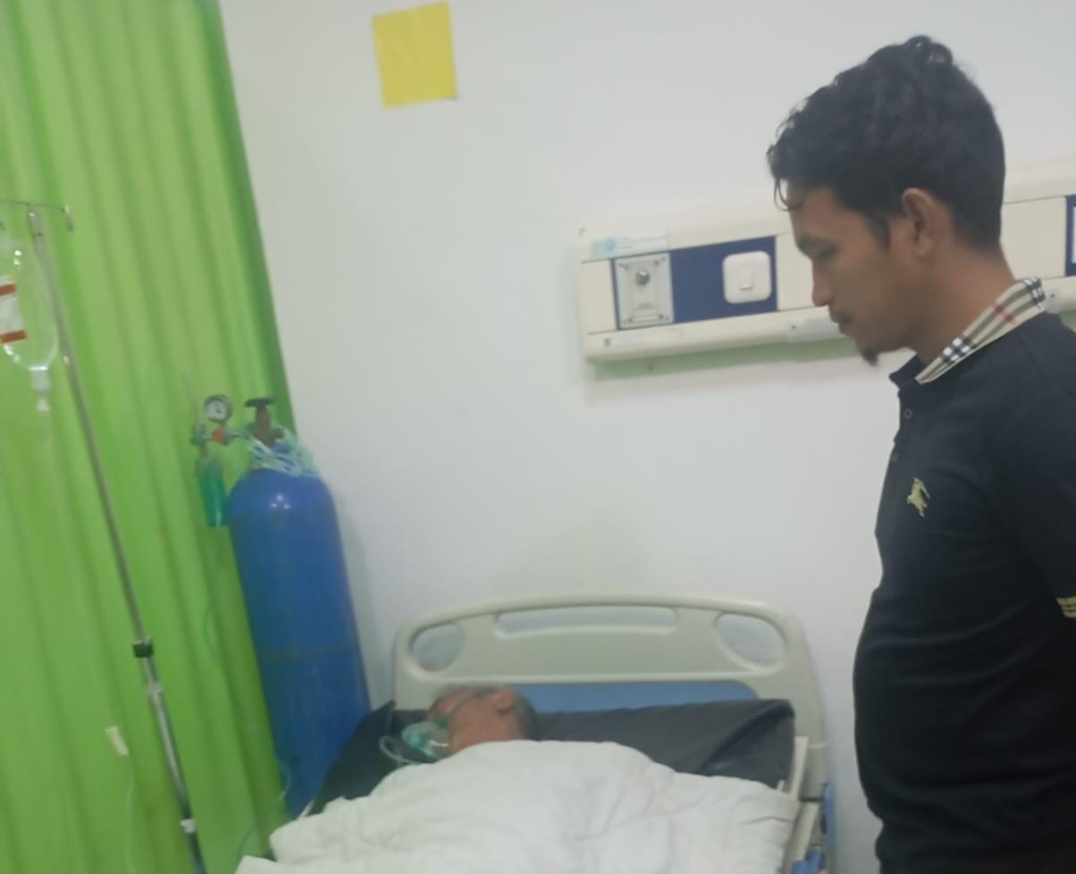 Kuswanto ditangani di rumah sakit setelah lompat dari kapal, Kamis (5/2/2026). F.Ainul Yaqin untuk Batam Pos.