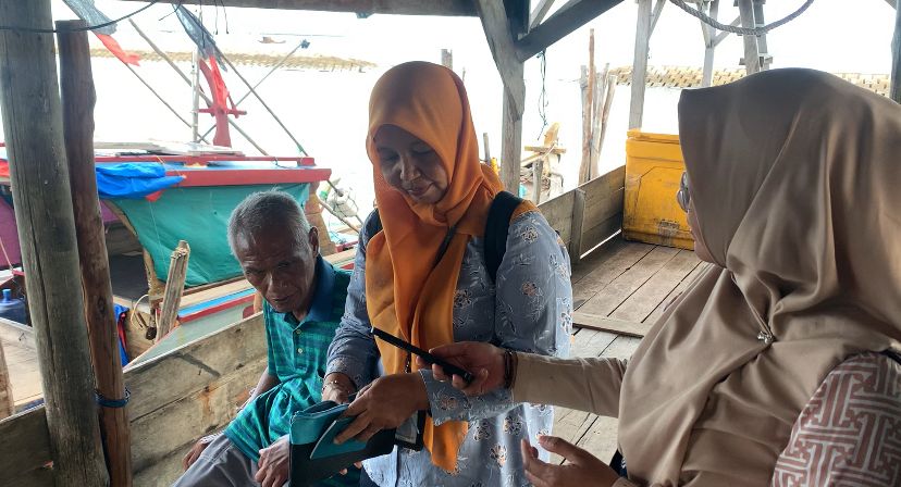 Muhammad Nasir saat ditemui oleh Pekerja Sosial Kementrian Sosial yang bertugas di Kabupaten Lingga, Kamis (5/2/2026). F. Diah Fitriani untuk BATAM POS