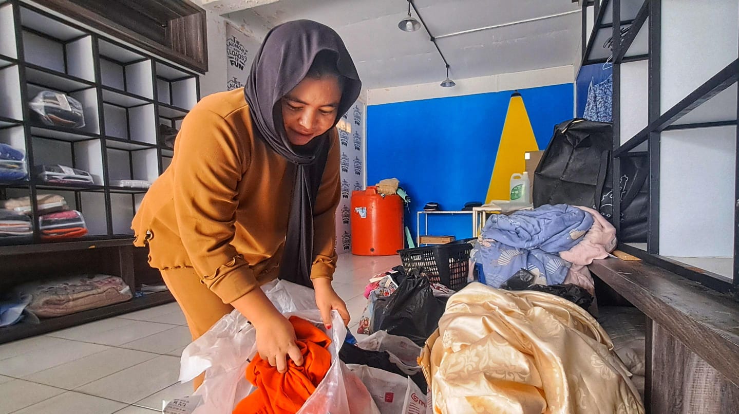 OPERATOR Laundrybox tampak sibuk memilah baju-baju yang akan dicuci di usaha laundrybox, Jalan Permaisuri, Tanjunguban, Jumat (6/2/2026). F.Slamet Nofasusanto/Batam Pos.