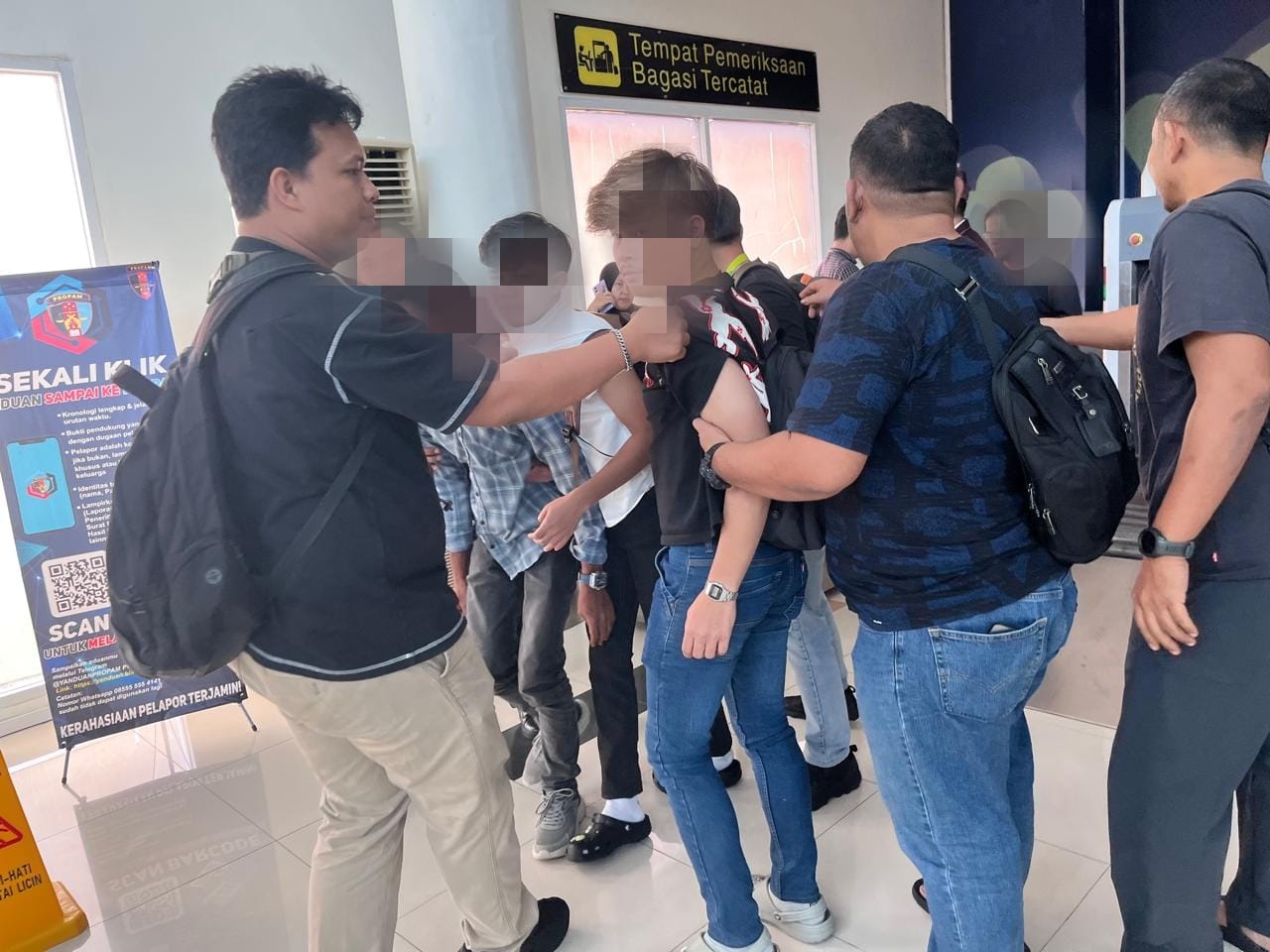 TIGA pria diduga kurir sabu 5 kilogram usai diamankan di Bandara RHF Tanjungpinang, Kamis (5/2/2026). F. Ist untuk Batam Pos