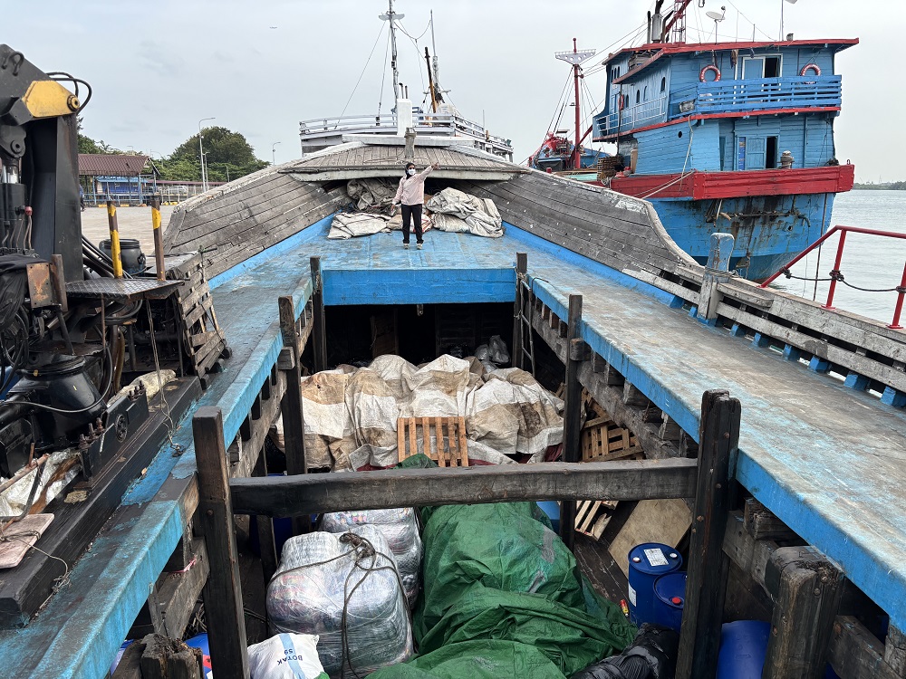 Dua kapal yang diduga membawa daging dan balpres selundupan dari luar negeri diamankan di Pelabuhan Sekupang, Selasa (27/1). F. Yashinta/Batam Pos