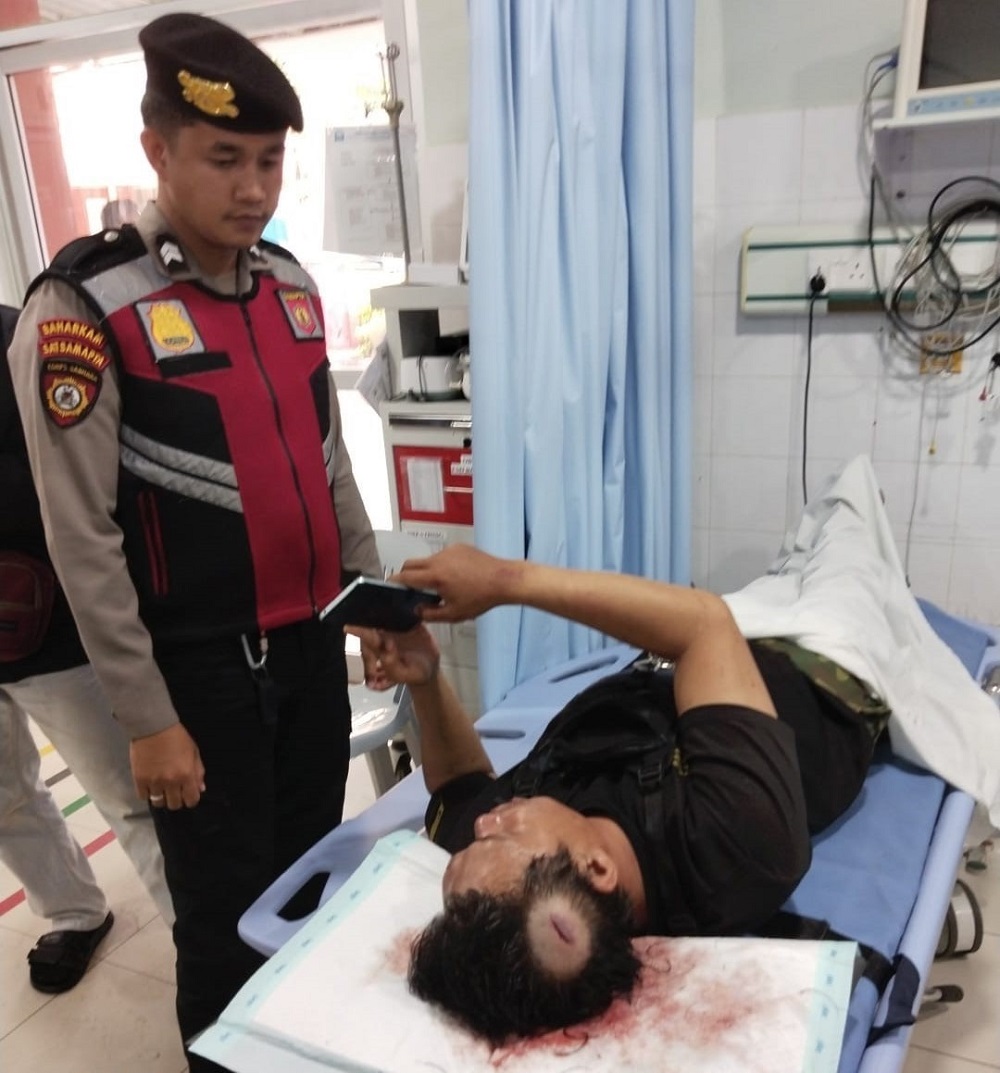 Jefri Maulana mendapat perawatan di RS Budi Kemuliaan usai dikeroyok, Kamis (5/2). F. Polsek Lubukbaja untuk Batam Pos