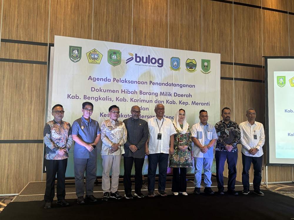 Direktur SDM dan Transformasi Perum Bulog, Sudarsono Hardjosoekarto, bersama perwakilan pemerintah daerah usai penandatanganan hibah gudang di Batam. F. Yashinta/Batam Pos