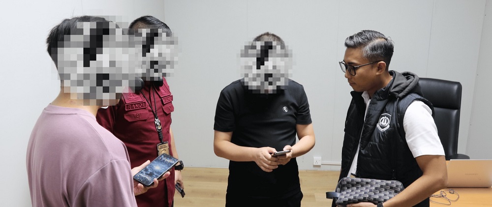 Kantor Imigrasi Kelas I Khusus TPI Batam melaksanakan kegiatan Operasi Wira Waspada terhadap keberadaan dan kegiatan warga negara asing (WNA) di Batam tahun 2025. F. Imigrasi Batam