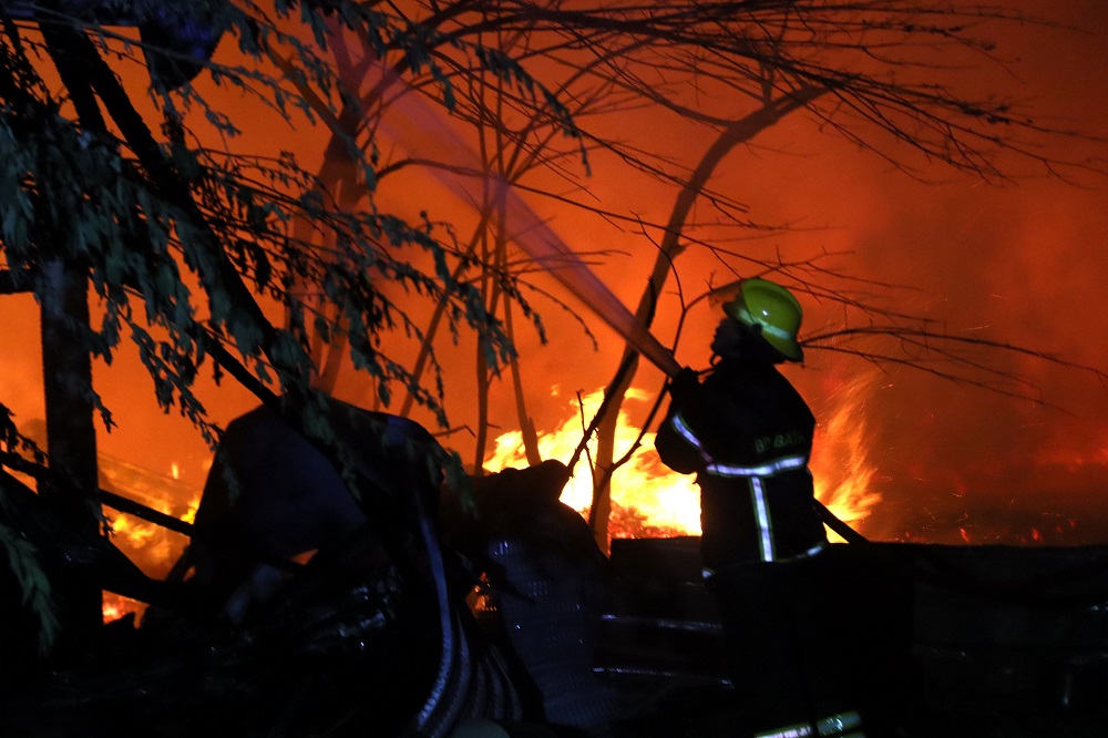 Petugas pemadam kebakaran berusaha memadamkan api yang membakar kios pusat kuliner di kawasan Mega Legenda, Selasa (20/1) F. Cecep Mulyana/Batam Pos