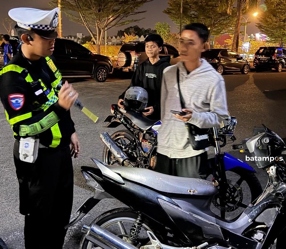 Personel Satlantas Polresta Barelang menindak pengendara yang menggunakan knalpot brong, Sabtu (7/2) malam.