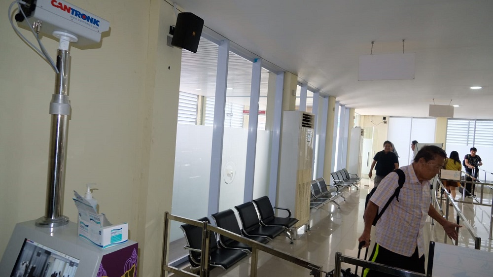 Penumpang kapal dari Singapura saat melewati mesin pengecek suhu tubuh di Pelabuhan SBP Tanjungpinang. F. Mohamad Ismail/Batam Pos