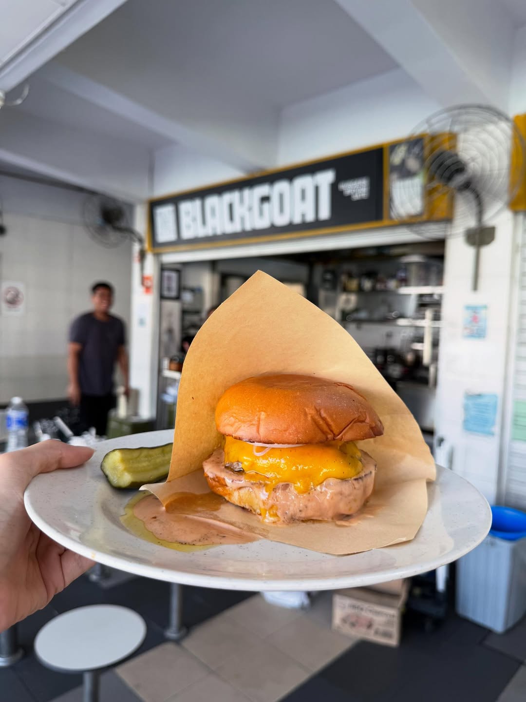 Classic cheeseburger merupakan menu andalan di Blackgoat Singapura.