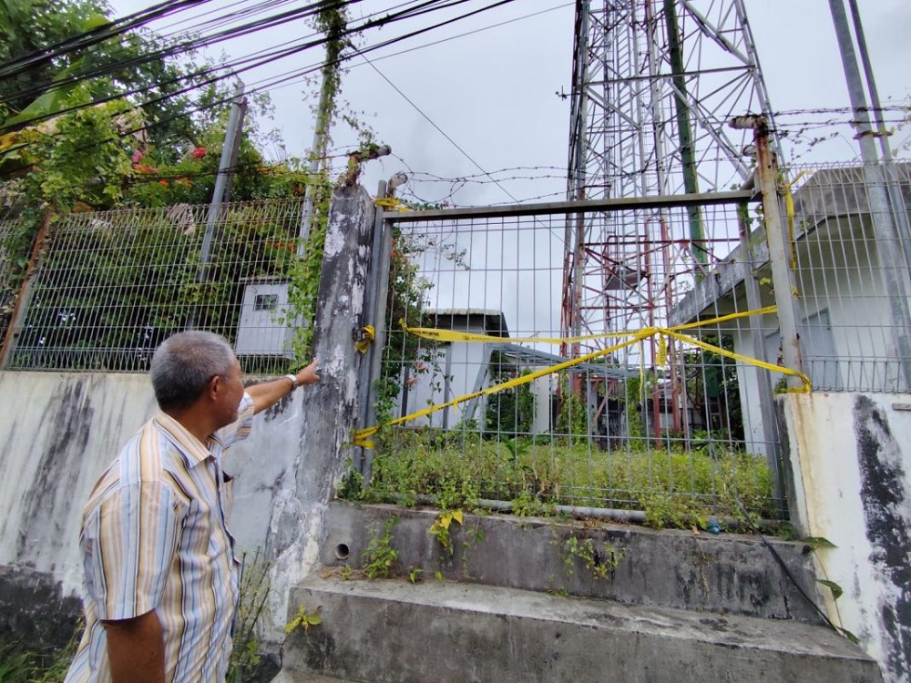 Ketua RW 009 Kelurahan Tanjung Ayun Sakti, Yohan saat menunjukan segel tower yang tidak berizin di Jalan Pemuda. F. Mohamad Ismail/Batam Pos