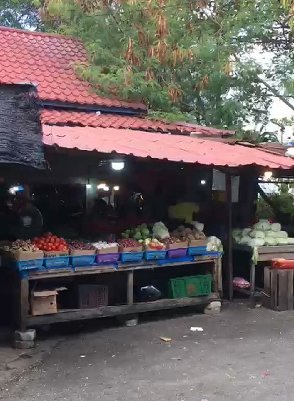 Perumda Bumi Berazam Jaya memberi batas waktu satu bulan kepada para pedagang sore untuk pindah ke Blok D Pasar Puan Maimun. F. Tri Haryono/Batam Pos