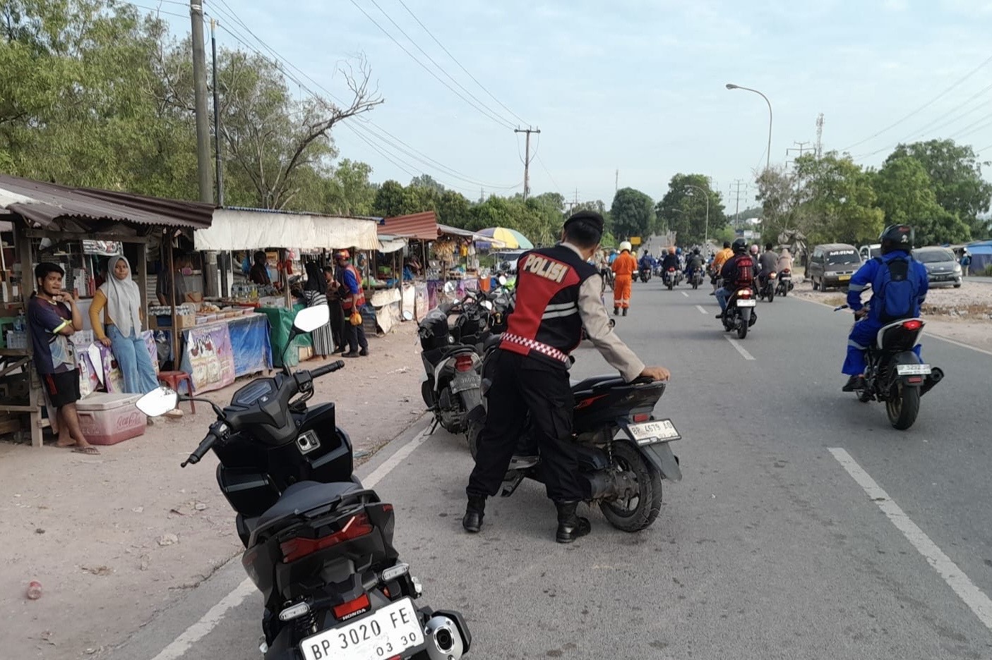 Personel Polsek Batuaji menertibkan kendaraan yang perkir sembarangan di kawasan Tanjung Uncang.