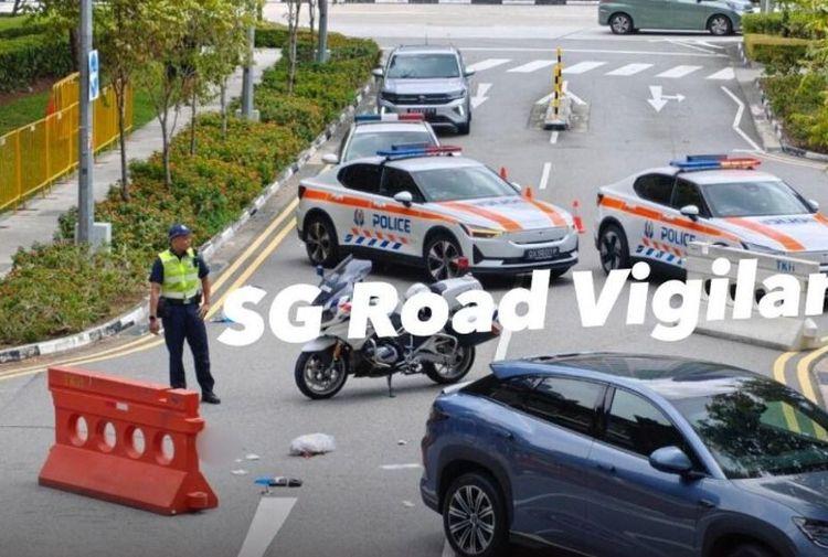 Polisi mengamankan TKP kecelakaan di Chinatown, Singapura.
