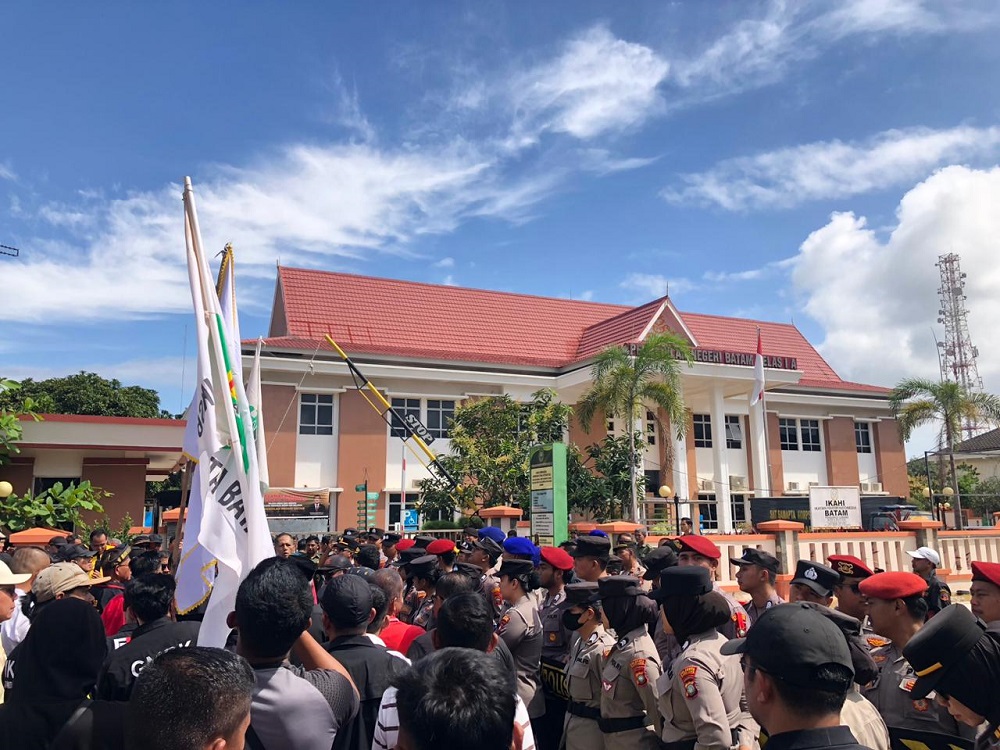Ratusan massa yang tergabung dalam IKSB Kota Batam menggelar aksi damai di depan Pengadilan Negeri (PN) Batam, Selasa, (10/2). F. Azis Maulana/Batam Pos