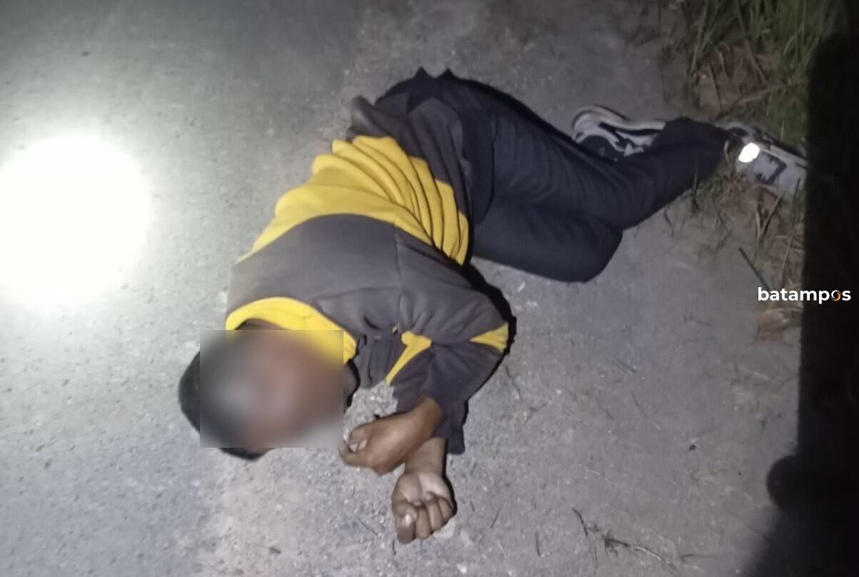 Jasad Abdul Rahman, sekuriti PT Yin Baa Steel, Tanjunguncang yang ditemukan tewas di tepi jalan atau depan perusahaan, Sabtu (7/2) malam. F. Istimewa