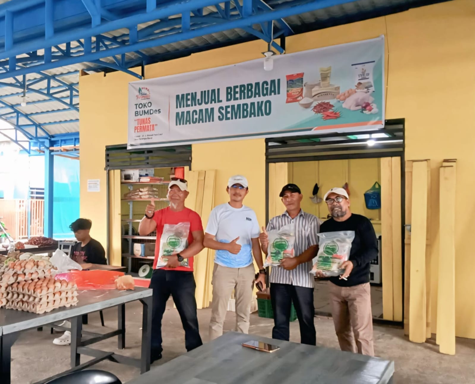Jemi Permana (baju putih) menyerahkan paket sembako kepada masyarakat di BUMDes Tarempa Barat, Selasa, (10/2). F. Ihsan Imaduddin/Batam Pos